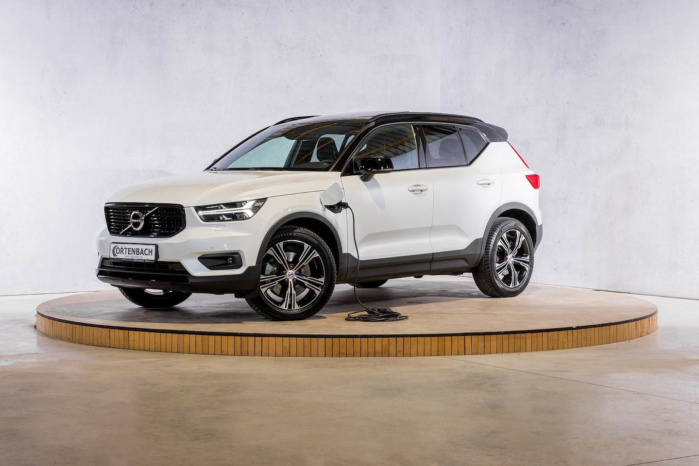 Volvo XC40 - 1.5 T5 Recharge R-Design | Adaptieve cruise | Panorama dak | Harman Kardon | Zwenkbare tre - AutoWereld.nl