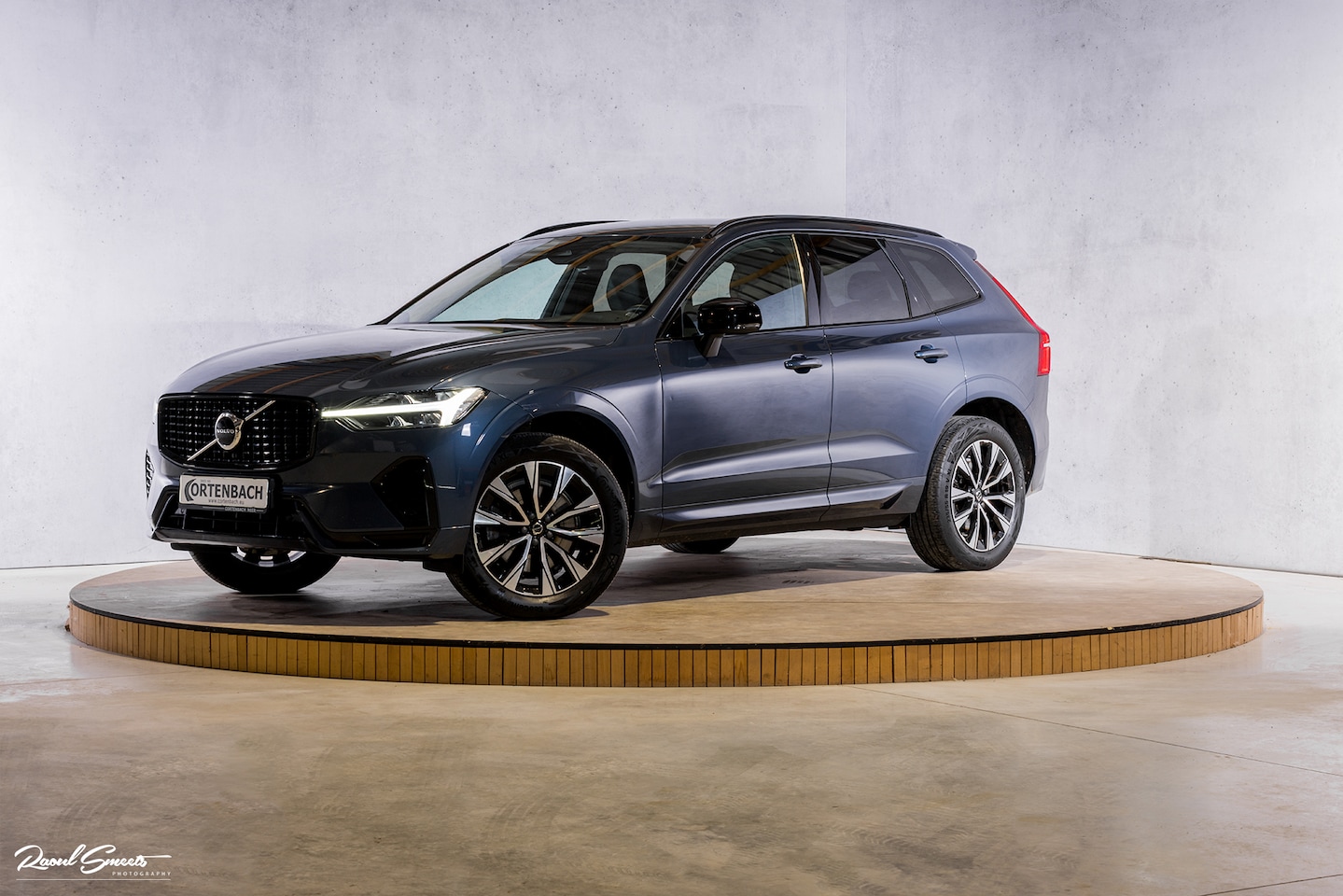 Volvo XC60 - 2.0 B4 R-Design | Adaptieve cruise | Memory | Harman Kardon | Achterbank verwarmd | - AutoWereld.nl