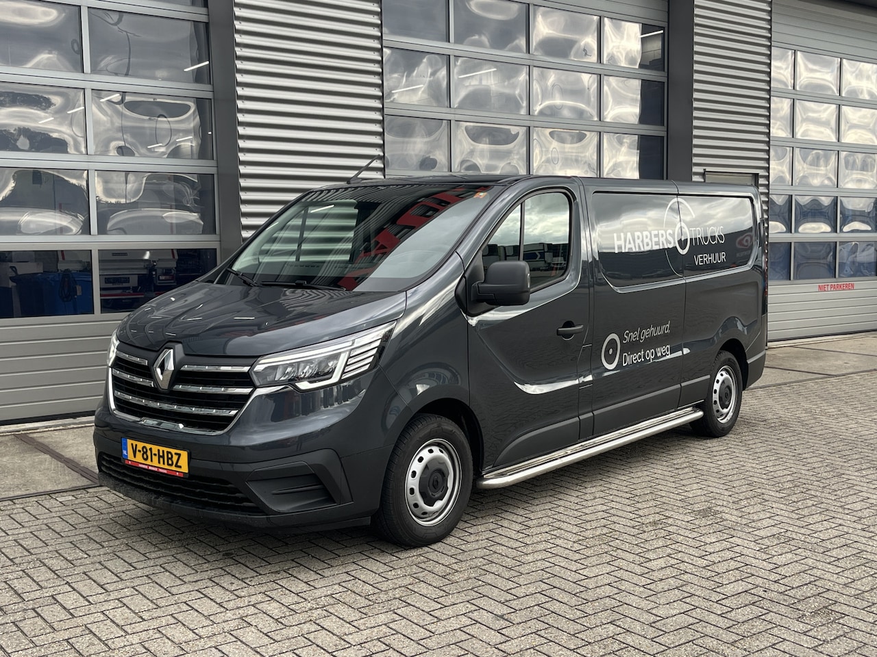 Renault Trafic - 2.0 dCi 130 L2H1 Red Edition - AutoWereld.nl