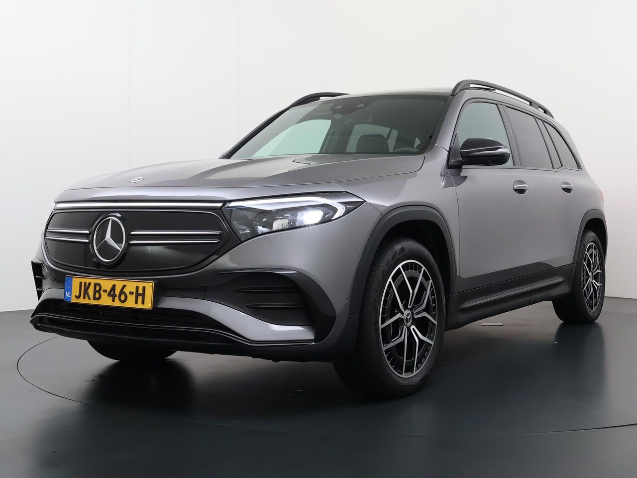 Mercedes-Benz EQB - 300 4MATIC AMG Line 7-pers. 67 kWh accu | Panorama - Schuifdak | Sfeerverlichting | 360° C - AutoWereld.nl