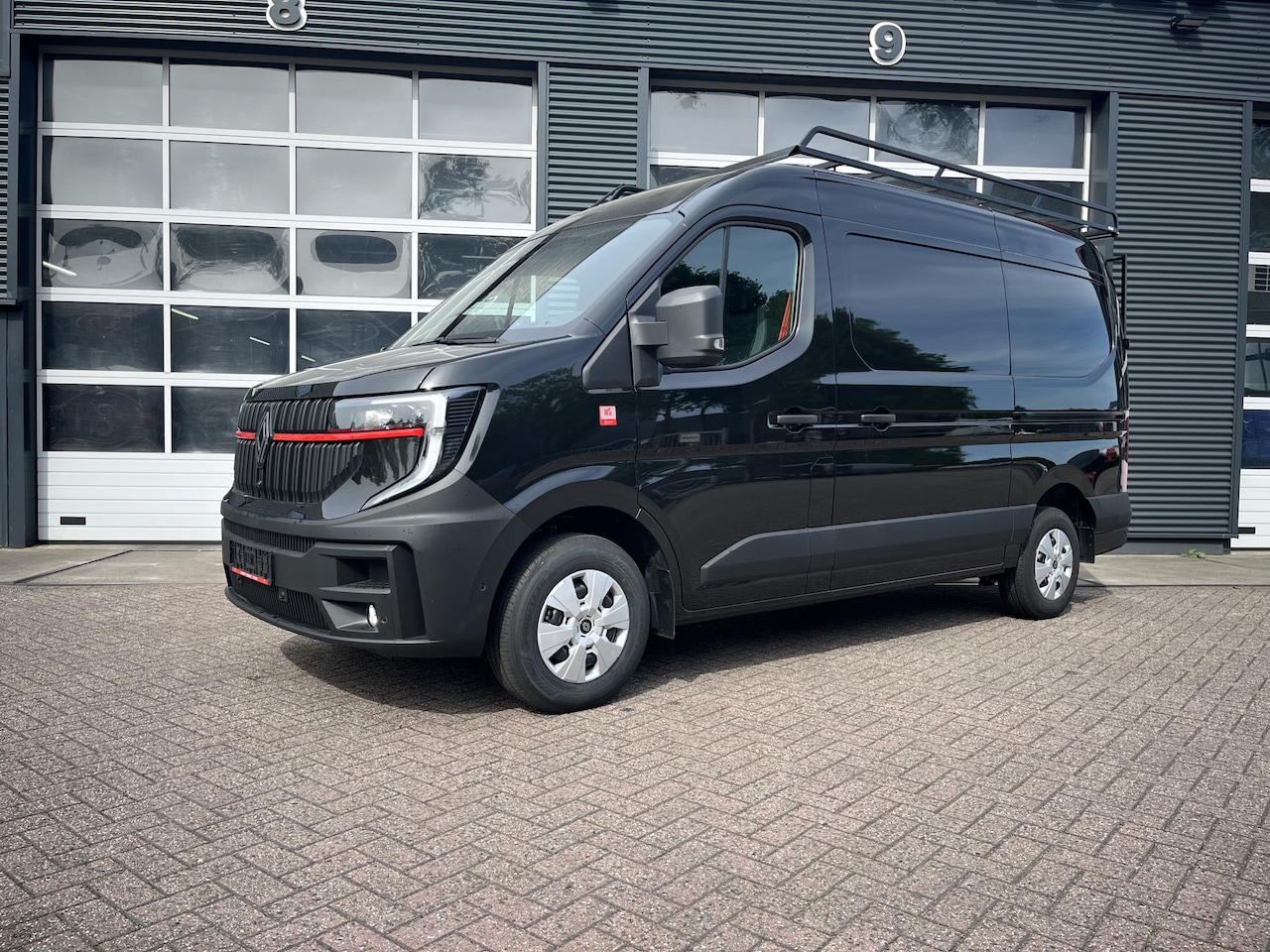 Renault Master - L2H2 Red Edition Rijklaar, inclusief betimmering en imperial. - AutoWereld.nl