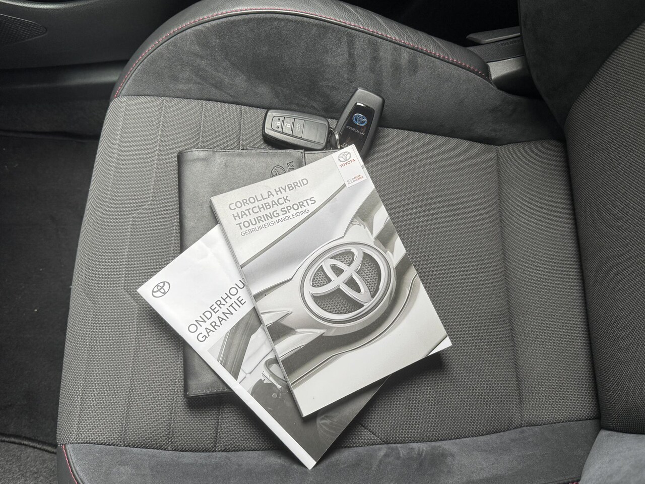 Toyota Corolla Touring Sports - 1.8 HYBRID EXECUTIVE I ADAPT. CRUISE CONTROL I ALCANTARA I NAVIGATIE I P-CAMERA - AutoWereld.nl