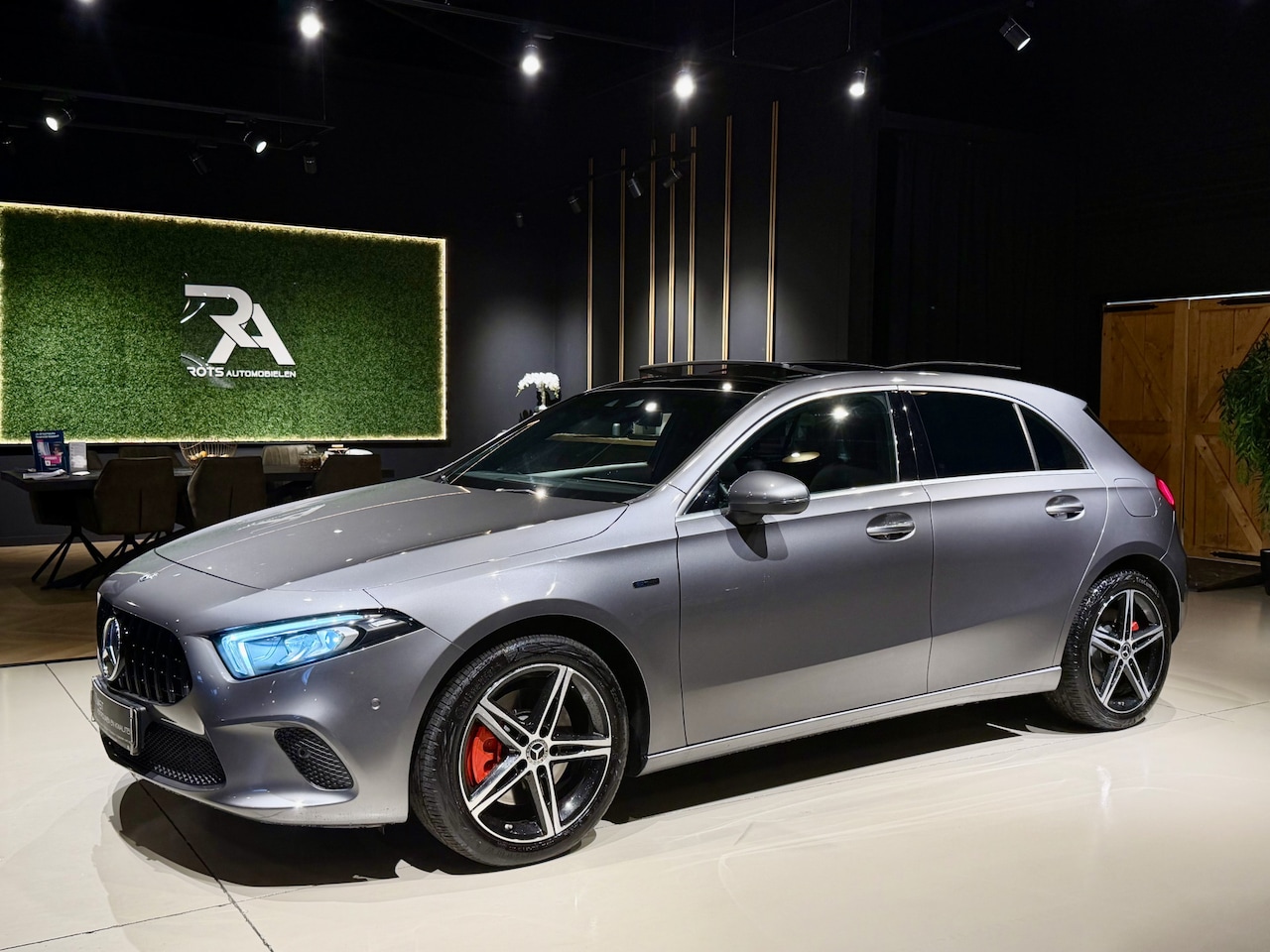 Mercedes-Benz A-klasse - A250e Panoramadak|Navi|PDC|Media|H-Leer Antraciet! - AutoWereld.nl