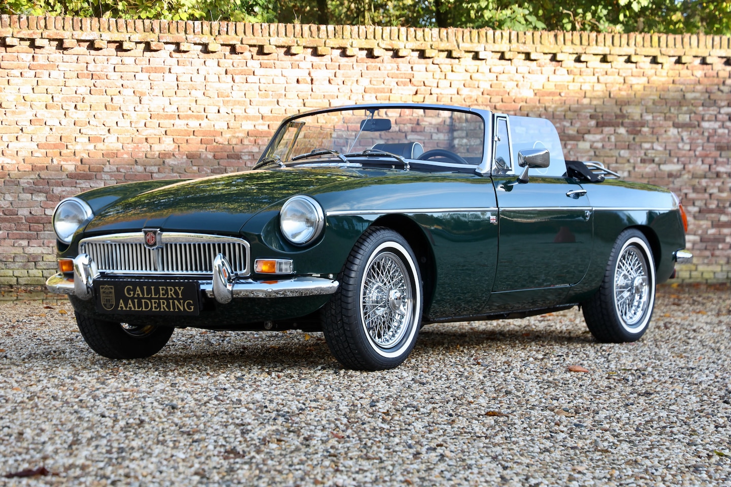 MG B type - Roadster Mk3 Overdrive "Restored condition" Fully restored “Nut and Bolt”, Deep dark "Brit - AutoWereld.nl