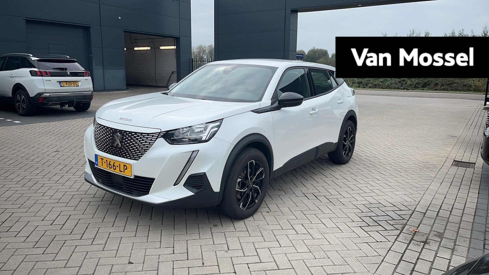 Peugeot e-2008 - EV Active 50 kWh | APPLE CARPLAY/ANDROID PLAY | CLIMATE CONTROL | PARKEERSENSOREN - AutoWereld.nl