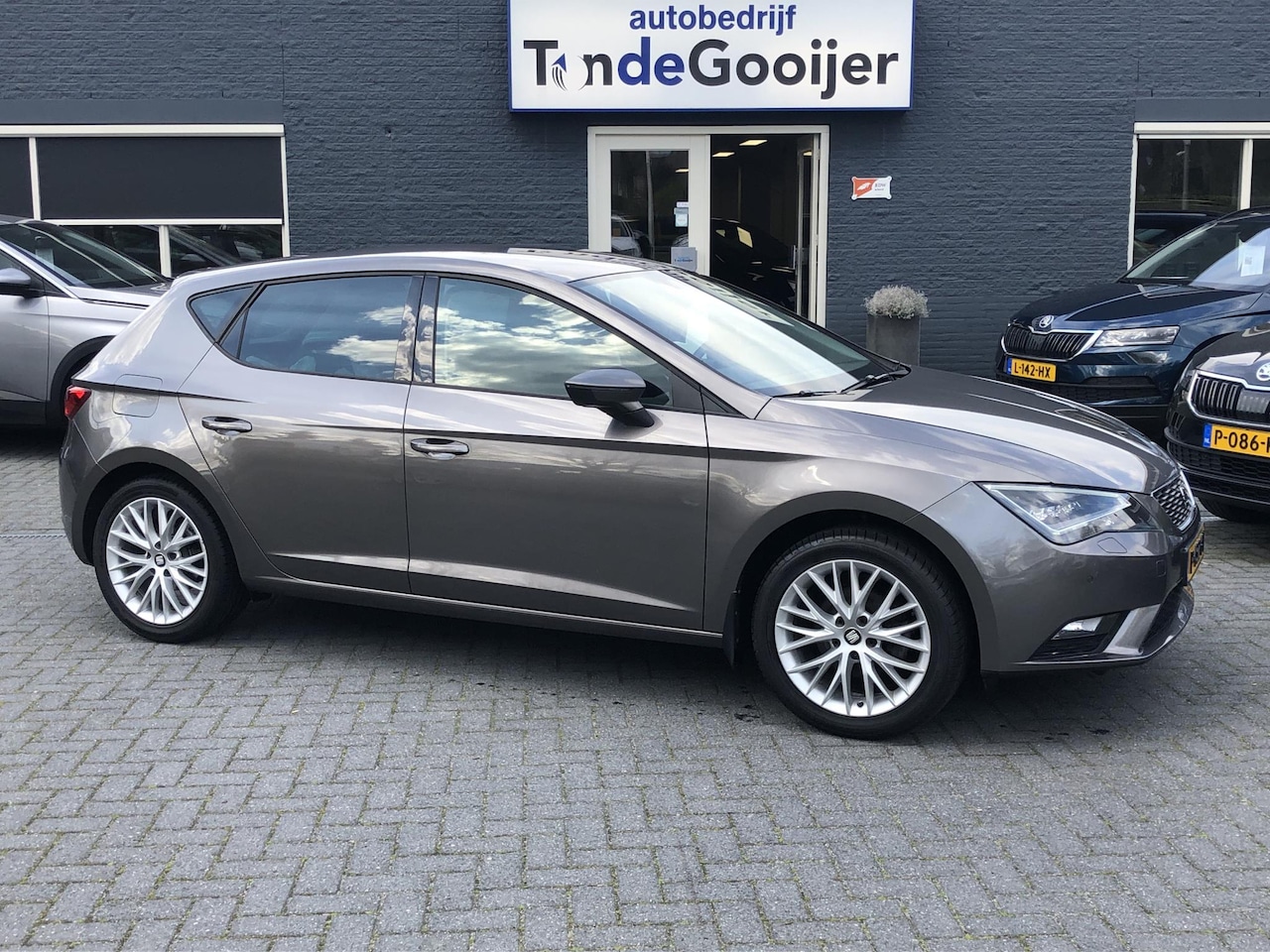 SEAT Leon - 1.2 TSi Style Business | LED | ALCANTARA | APP CONNECT | 17" | - AutoWereld.nl