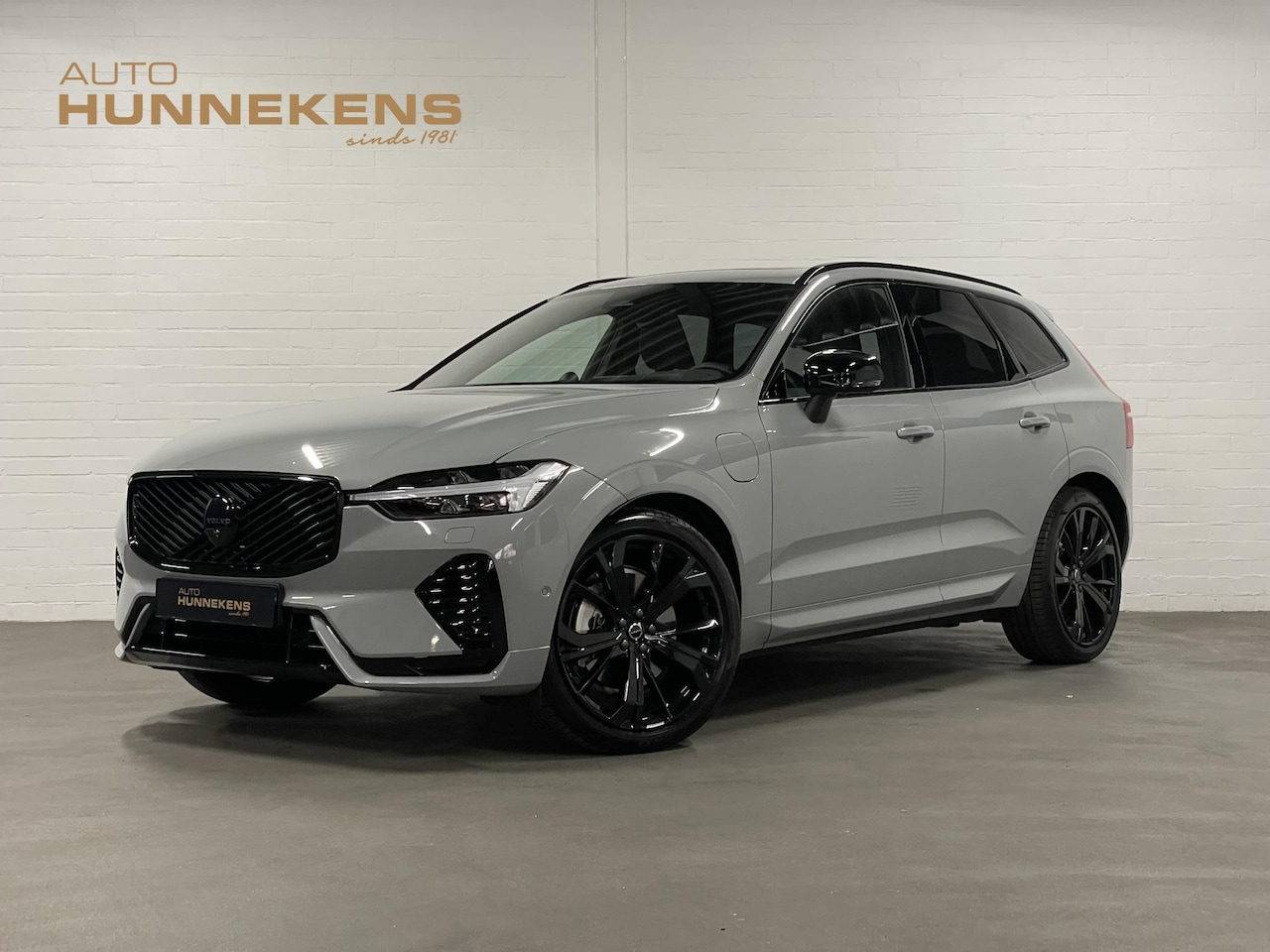Volvo XC60 - 2.0 T8 Plug-in hybrid Ultra Black Edition *455Pk* | Luchtvering | Open dak | Massage | Bow - AutoWereld.nl