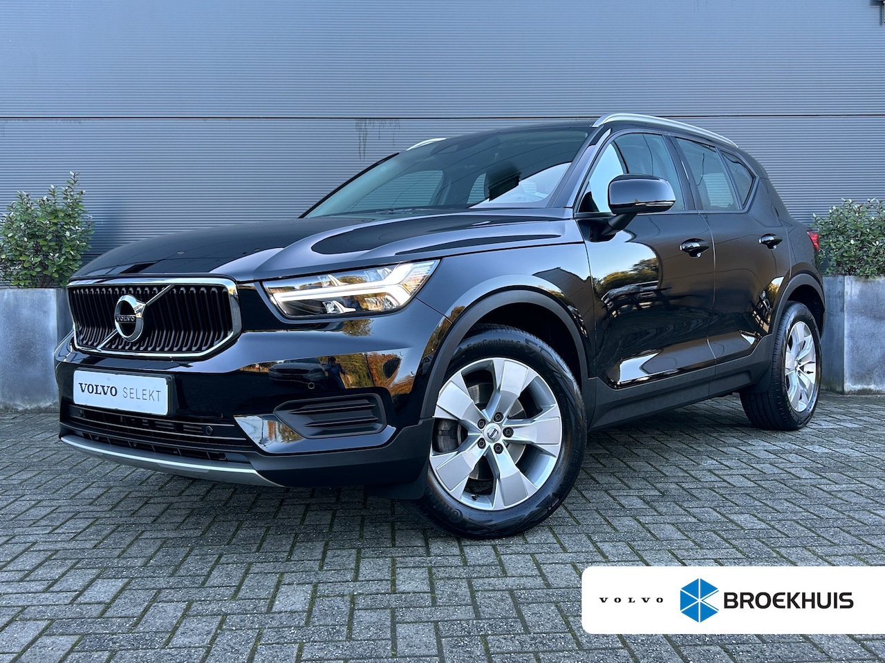 Volvo XC40 - 2.0 T4 Momentum Pro | Trekhaak | Stuurverwarming | Camera | Keyless | Elektrische achterkl - AutoWereld.nl