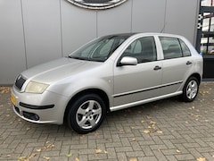 Skoda Fabia - 1.4-16V Elegance Airco | Trekhaak | 5 drs | Cruise | Elektrisch pakket | Alle boekjes aanw
