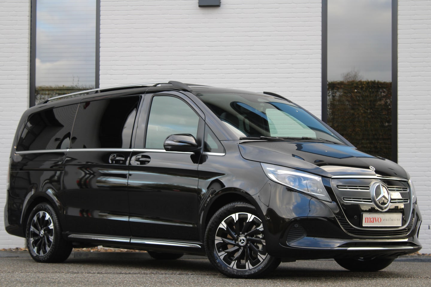 Mercedes-Benz EQV - 300 / AMG / 7-Persoons / Panorama / Luchtvering / Electr Stoelen / Burmester / Vol Opties - AutoWereld.nl