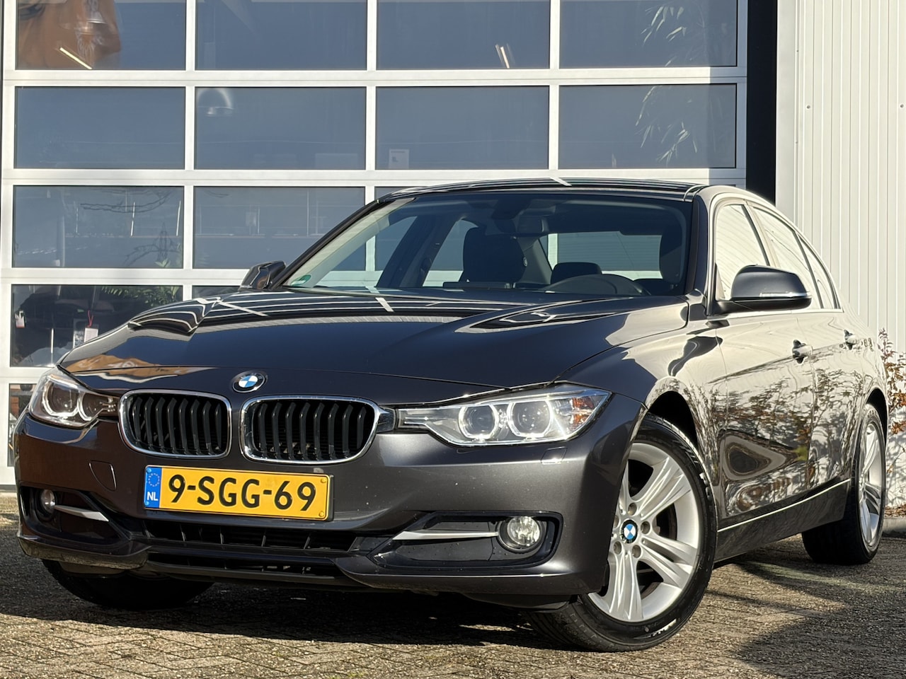 BMW 3-serie - 316i Executive 136pk | Bi-xenon koplampen | Bluetooth | Cruise control | Navigatiesysteem - AutoWereld.nl