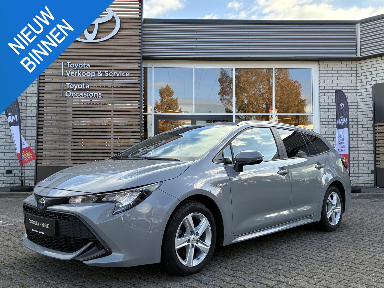 Toyota Corolla Touring Sports - 2.0 HYBRID DYNAMIC AFN-TREKHAAK STOEL/STUURVERW EL-ACHTERKLEP HEAD-UP KEYLESS CLIMA AD-CRU - AutoWereld.nl