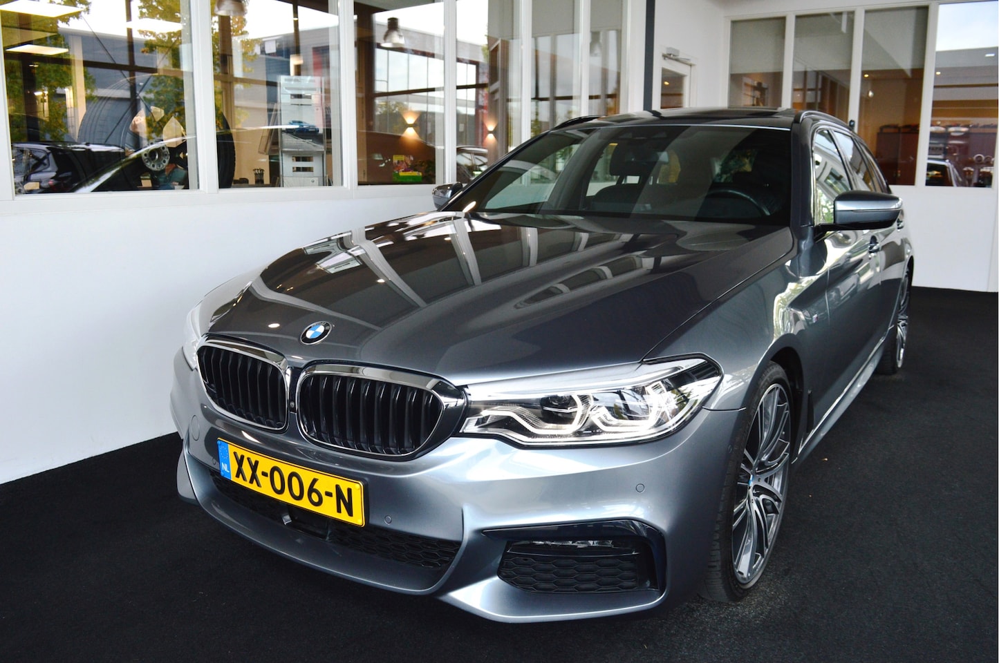 BMW 5-serie Touring - 530i M-Sportedition | Comf.St | Pano | HUD | H&K - AutoWereld.nl