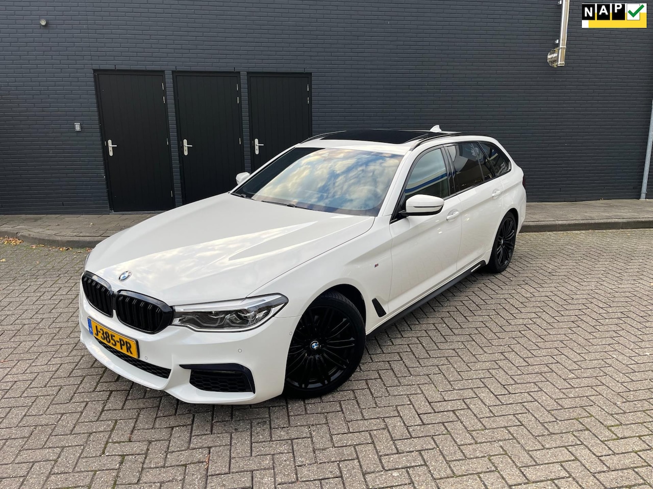 BMW 5-serie Touring - 520i M-Sport High Executive Edition Panoramadak Leer Trekhaak - AutoWereld.nl