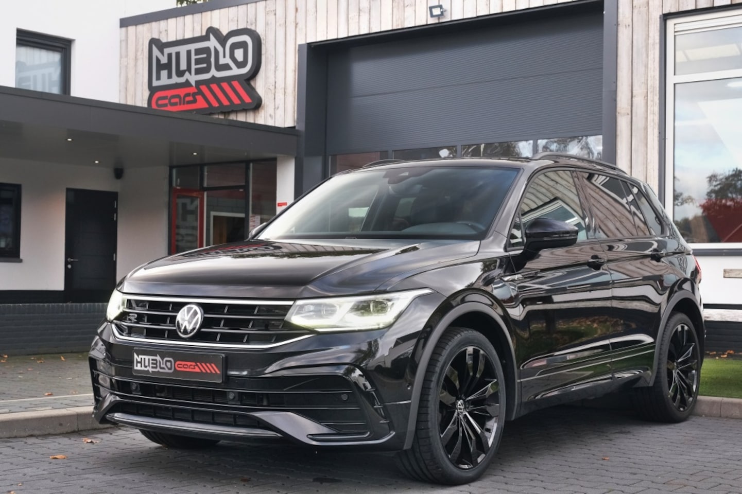 Volkswagen Tiguan - 2.0 TSI R-Line 4Motion Pano, Digitaal, Leder, HK Muziek - AutoWereld.nl