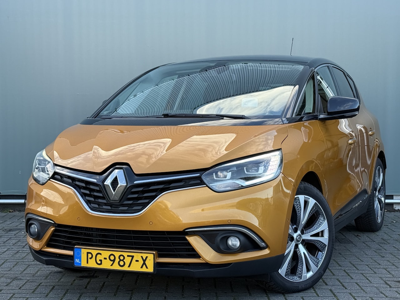 Renault Scénic - BJR 2017 1.2 132 PKTCe Intens AIRCO ECC / TREKHAAK / NAVI / CENTR.VERGR. / HEAD UP DISPLAY - AutoWereld.nl