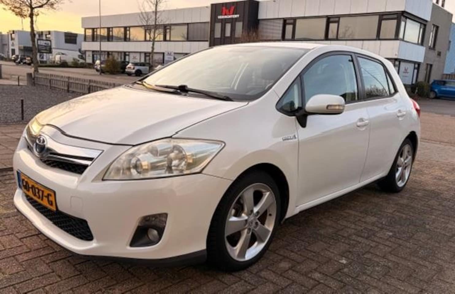 Toyota Auris - 1.8 Full Hybrid Dynamic Business 189.000 km - AutoWereld.nl