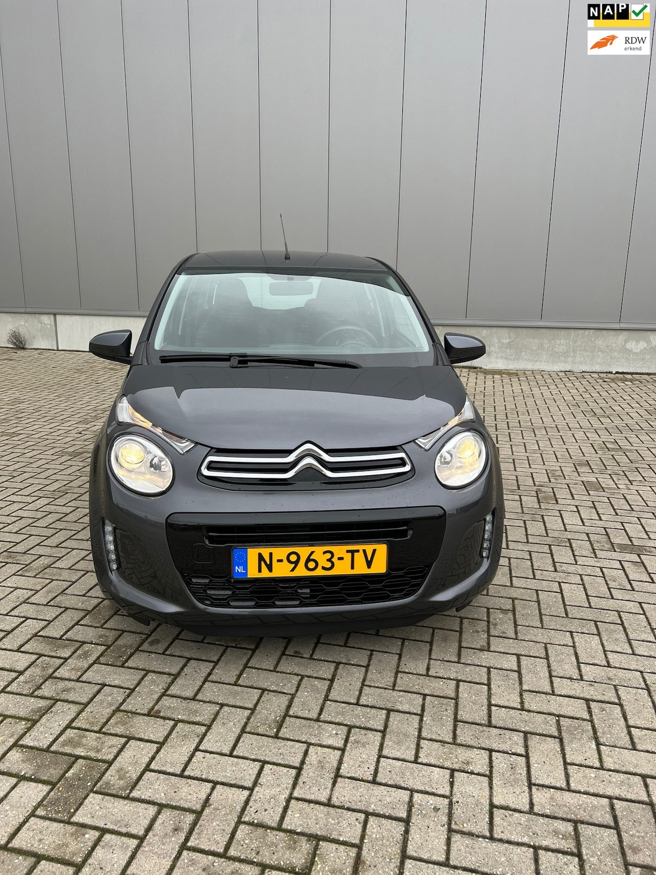 Citroën C1 - 1.0 VTi Feel | 5DRS | LUXE & SPORTIEF | GREY/BLACK - AutoWereld.nl