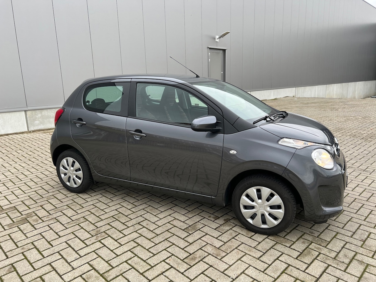 Citroën C1 - 1.0 VTi Feel | 5DRS | LUXE & SPORTIEF | GREY/BLACK - AutoWereld.nl