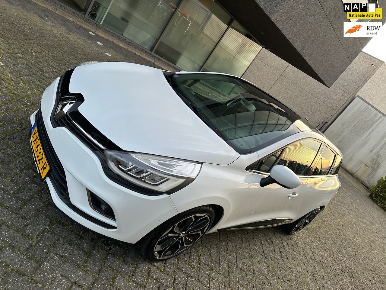 Renault Clio Estate - 1.2 TCe IntensCLIMAT AUTOMAAT BJ 1-2017 APK 1-2026 - AutoWereld.nl