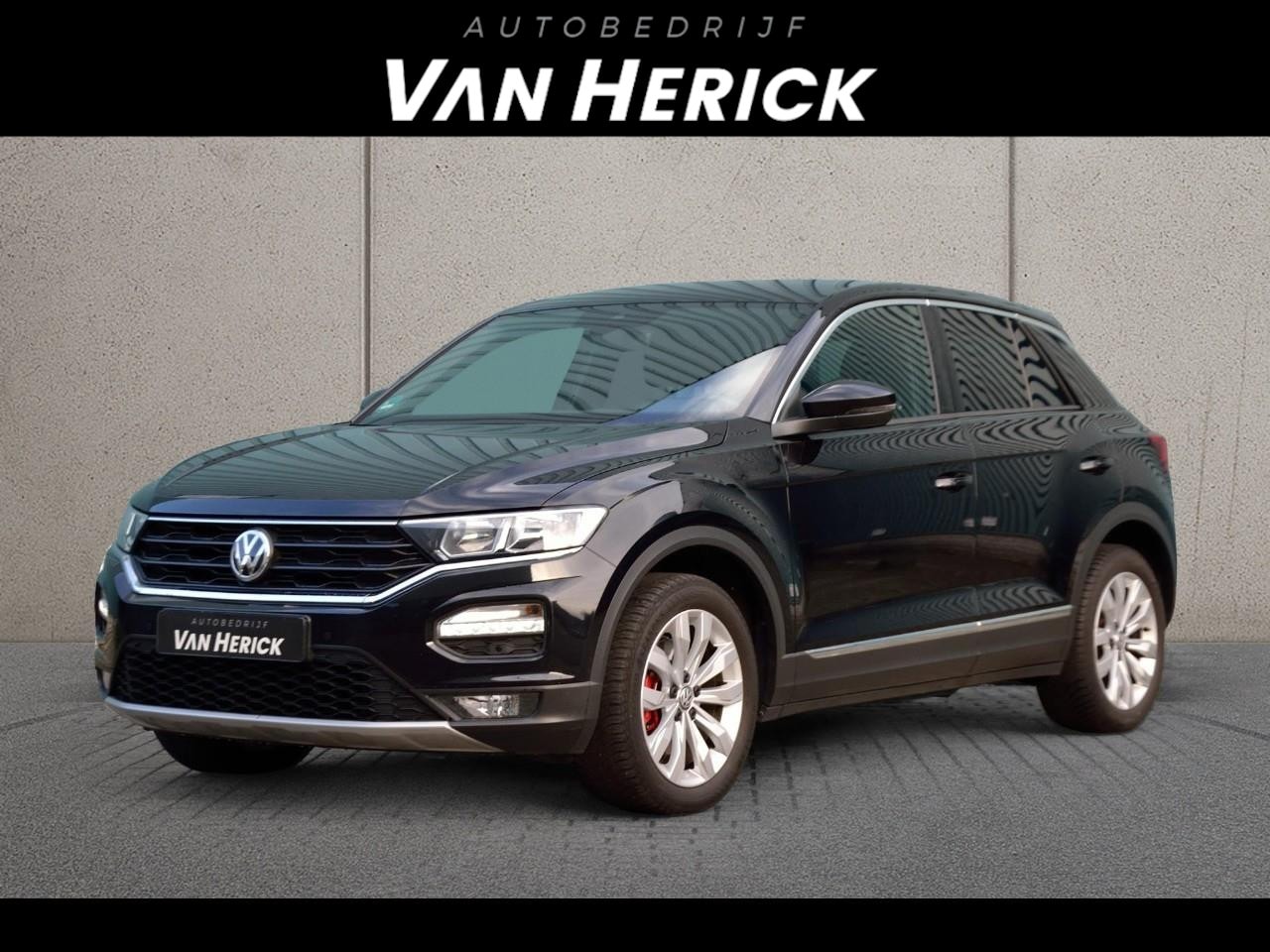 Volkswagen T-Roc - 1.5 TSI Sport 150PK Automaat | Achteruitrijcamera | Virtual Cockpit | Stoelverwarming - AutoWereld.nl