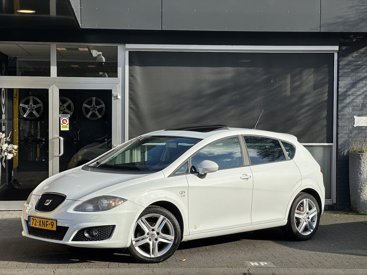 SEAT Leon - 1.2 TSI Ecomotive Businessline COPA CLIMA / CRUISE / PANO / NAVI / LEDER - AutoWereld.nl