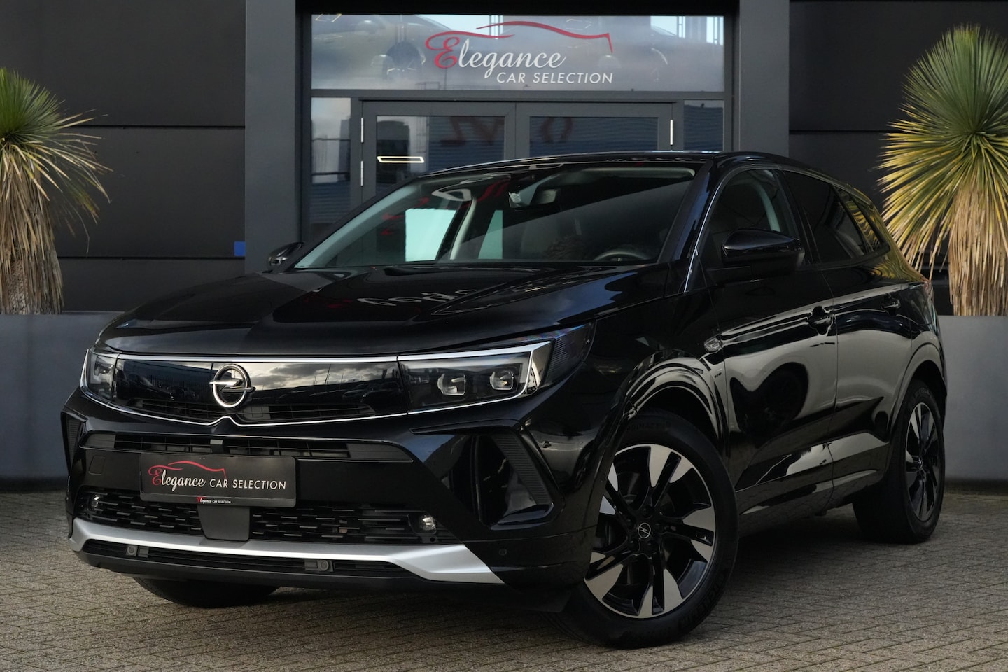 Opel Grandland - 1.6 Turbo Plug-In Hybrid Elegance 225pk Navigatie/Stoelverwarming/360Camera - AutoWereld.nl