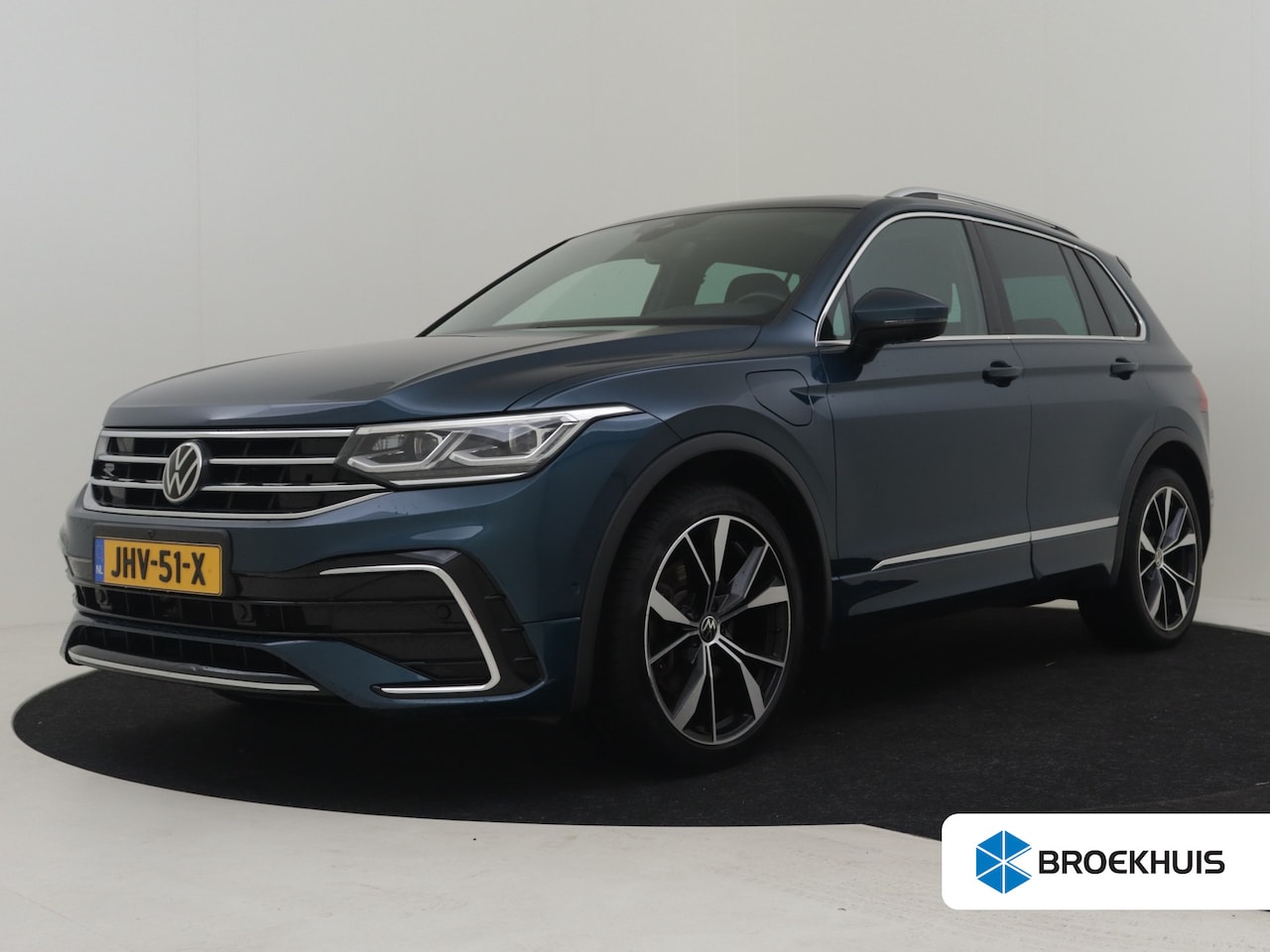 Volkswagen Tiguan - 1.4 TSI eHybrid R-Line Business+ l Lederen stoelen incl Memory l Panoramadak l Side Assist - AutoWereld.nl