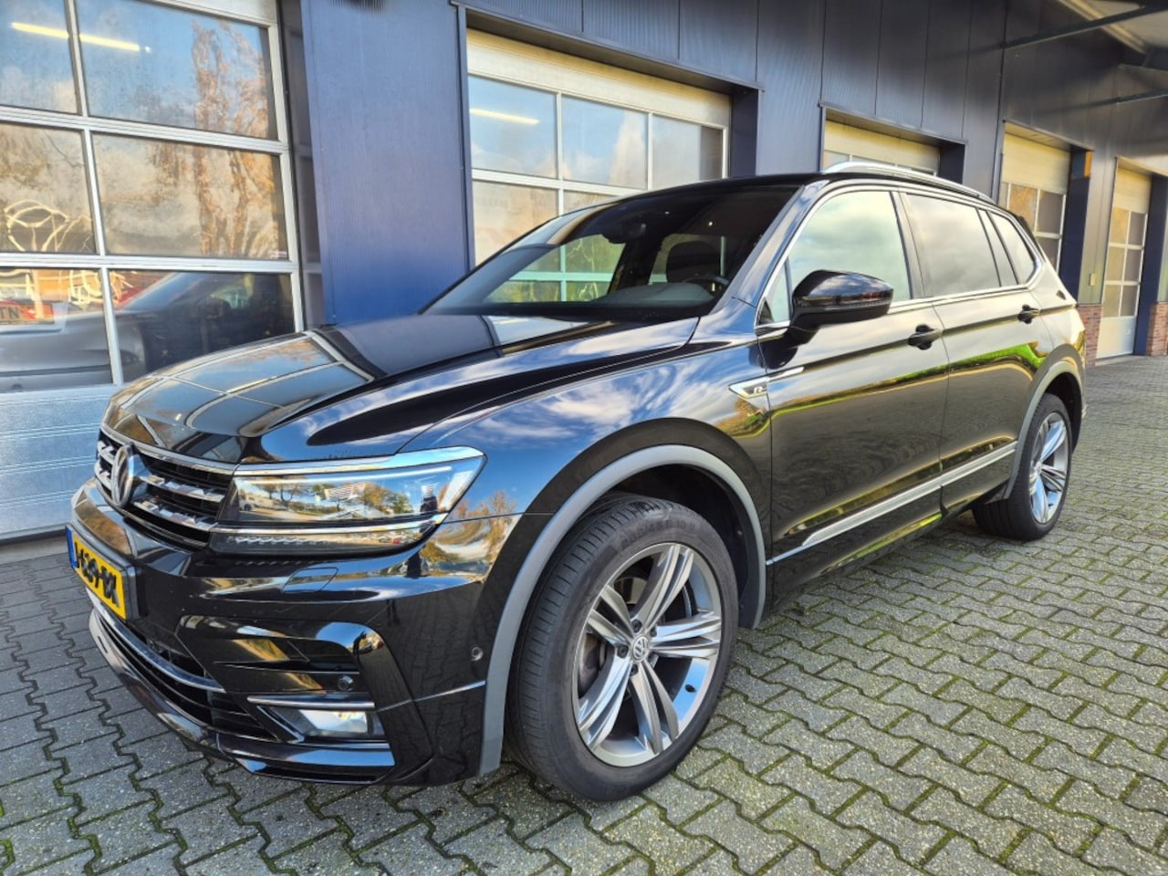 Volkswagen Tiguan - 1.5 TSI Highline Business R line 7p, Pano, stuur/stoel verwarming, Massage stoelen trekhaa - AutoWereld.nl
