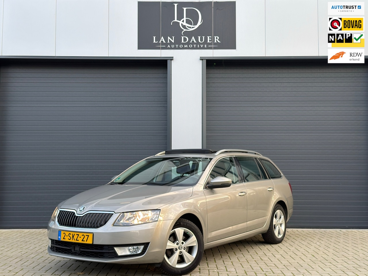 Skoda Octavia Combi - 1.2 TSI DSG / Elegance / Schuifdak / NAP - AutoWereld.nl