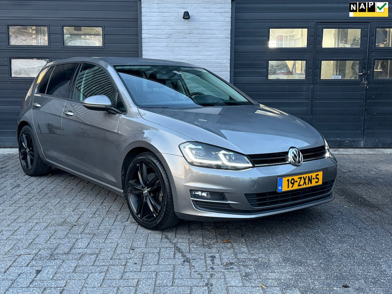 Volkswagen Golf - 1.4 TSI Highline 1.4 TSI Highline, Leer, multimedia, Cruise control - AutoWereld.nl