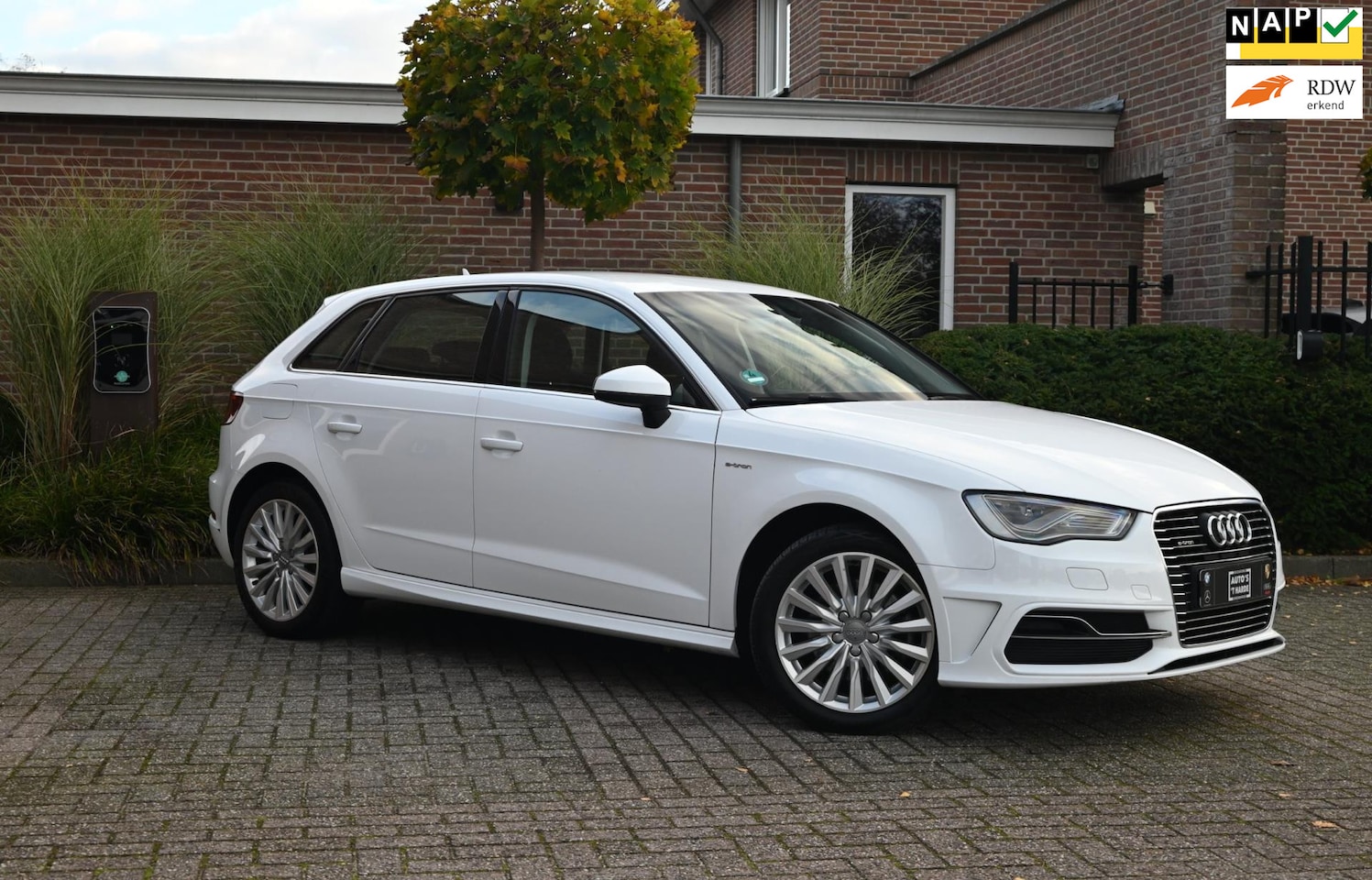 Audi A3 Sportback - 1.4 e-tron Attraction Pro Line plus 204 PK Keyless S-Line Stuur LED PDC 17'' - AutoWereld.nl