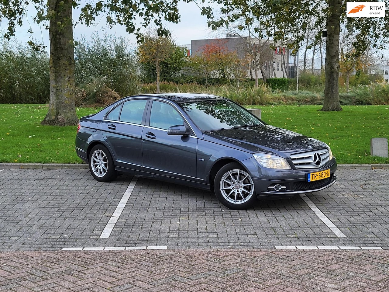Mercedes-Benz C-klasse - 180 CGI BlueEFFICIENCY Avantgarde / Xenon / Parkeersensoren / Stoelverwarming - AutoWereld.nl