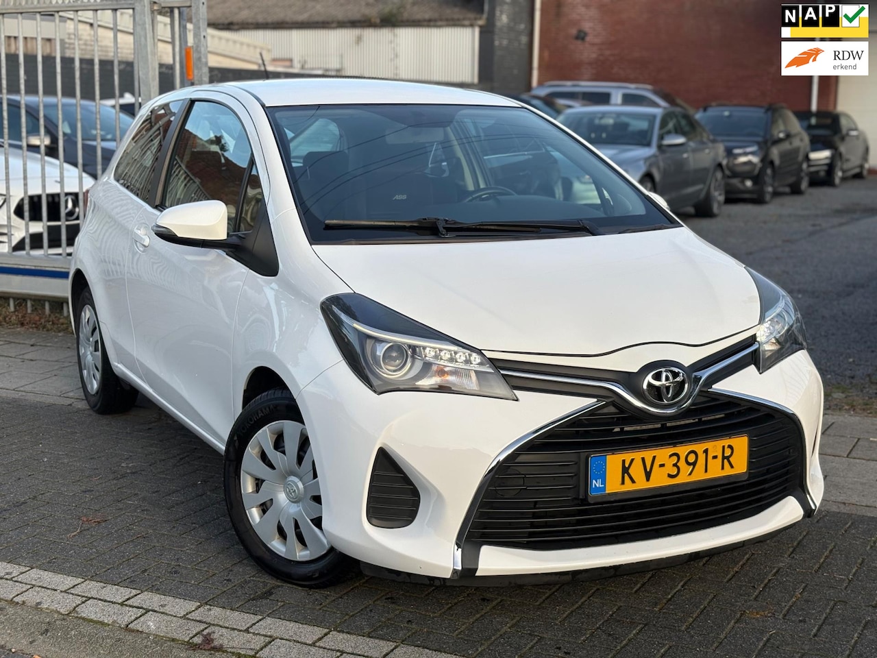 Toyota Yaris - 1.3 VVT-i Aspiration | Invalide auto | Automaat | Handgas , Handrem | - AutoWereld.nl