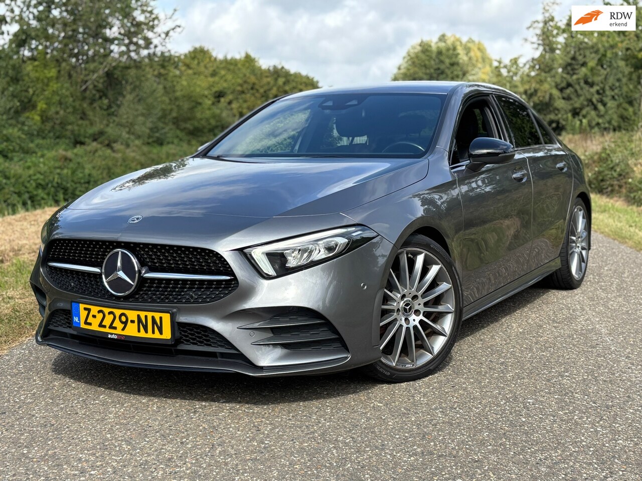 Mercedes-Benz A-klasse - 200 Premium Plus AMG pakket/19''/Camera/Cruise - AutoWereld.nl