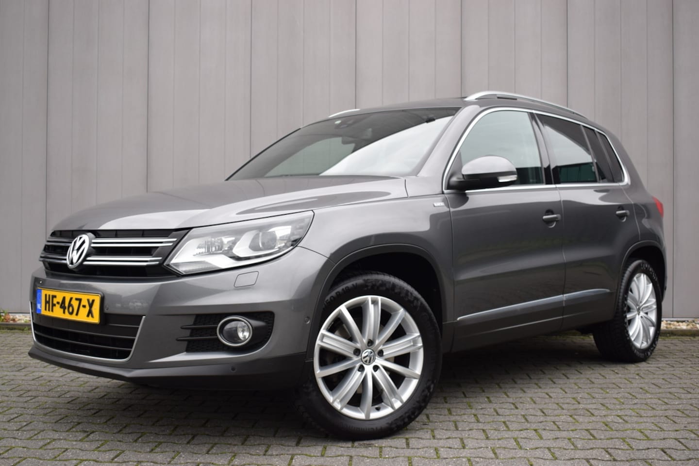Volkswagen Tiguan - 2.0 TSI Automaat Sport&Style 4motion R-line Edition Bi-Xenon | Panoramadak | Full Map Navi - AutoWereld.nl