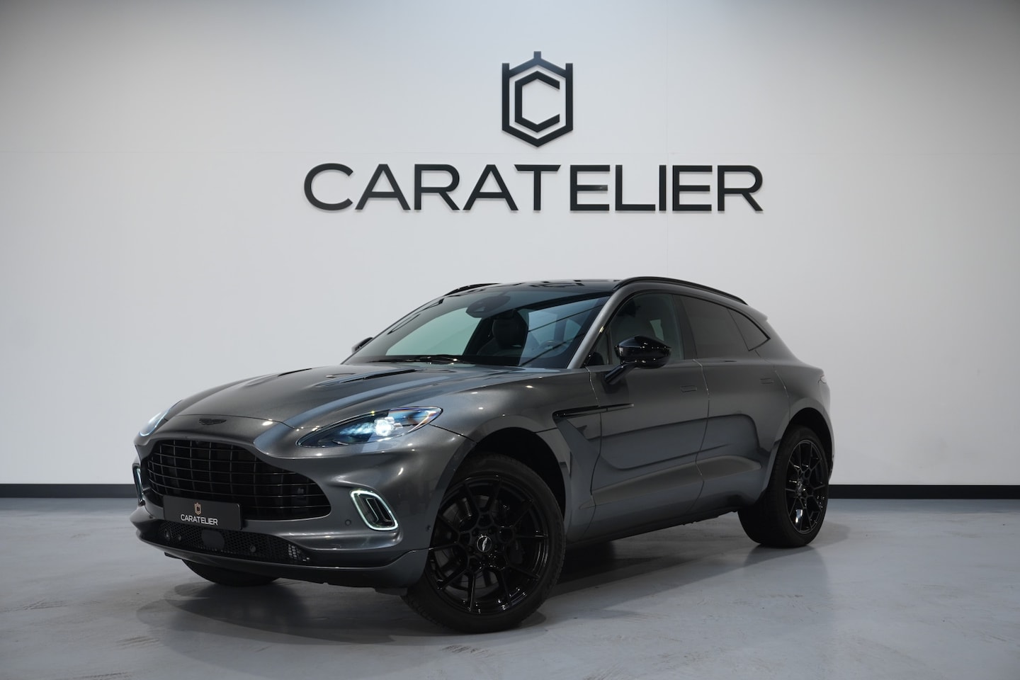 Aston Martin DBX - 4.0 V8 / Carbon / Panorama / Exclusive Leather - AutoWereld.nl