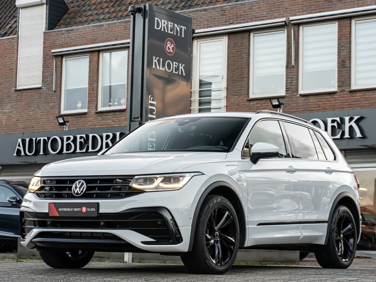 Volkswagen Tiguan - 1.4 TSI eHybrid R-Line Business+ BLACK OPTIC IQ LIGHT CAMERA TREKHAAK 19 INCH APPLE CARPLA - AutoWereld.nl