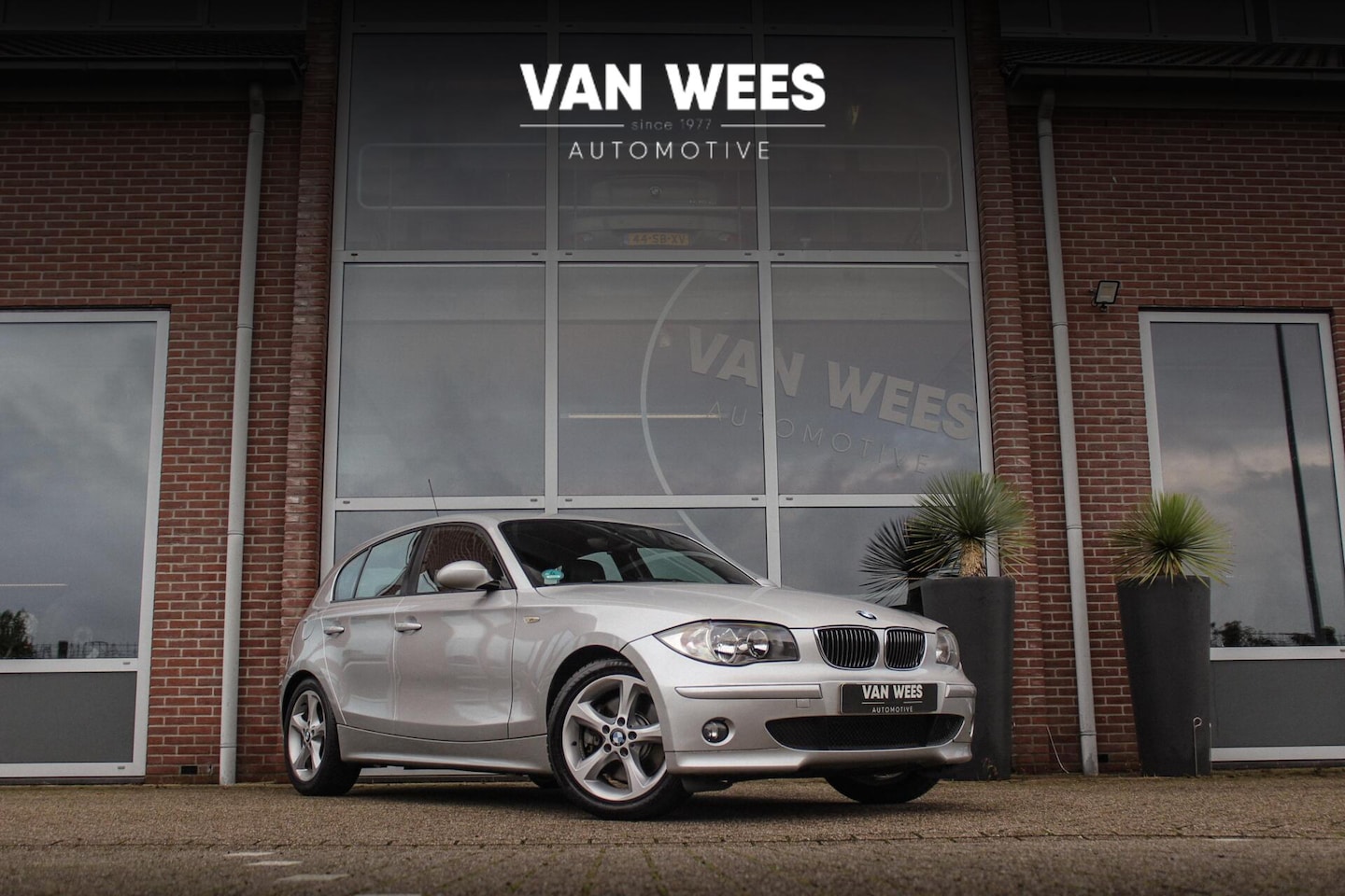 BMW 1-serie - 130i Introduction | 265 pk | 6 cilinder | Origineel NL | Leer | Sportstoelen | 17 inch | C - AutoWereld.nl
