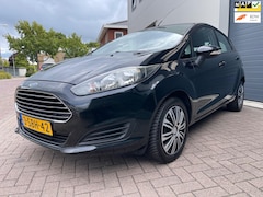 Ford Fiesta - 1.0 Style/Navi/1eigenaar/Dealer-onderhouden/Airco/AUX/Distributieriem is vervangen bij 497
