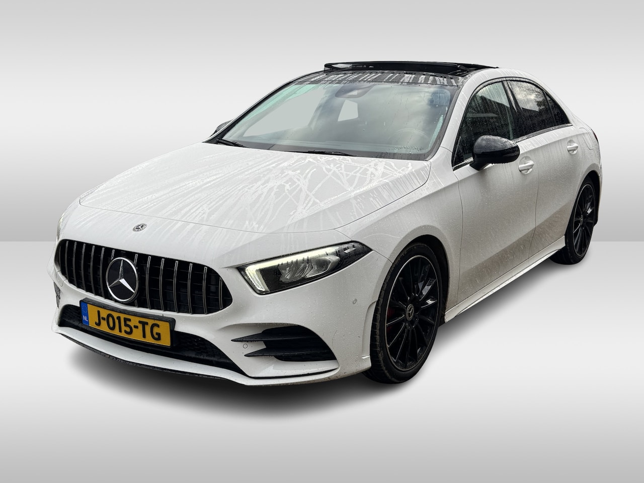 Mercedes-Benz A-klasse - 180 d Business Solution AMG / A35 AMG Look / Panoramadak / Camera / 19'' / Leder&Alcanatar - AutoWereld.nl
