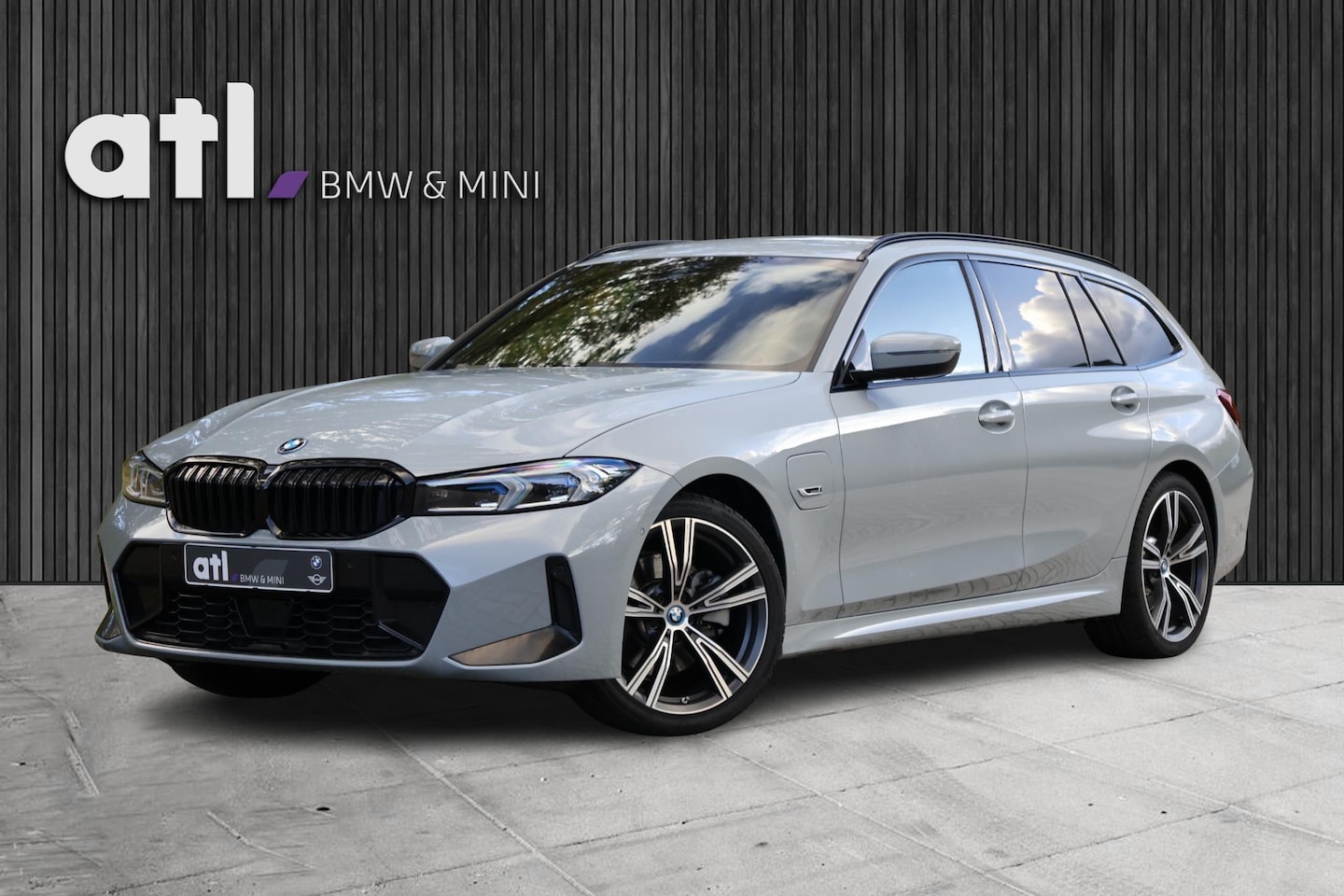 BMW 3-serie Touring - 330e M-Sport | 19"| Adap Cruise | Hifi | Adap LED | Camera | Apple Carplay | etc. - AutoWereld.nl