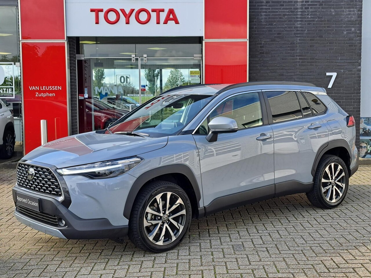 Toyota Corolla Cross - HYBRID 140 STYLE STUUR/STOELVERWARMING EL-ACHTERKLEP 18"LM-VELGEN PRIVACY-GLASS - AutoWereld.nl