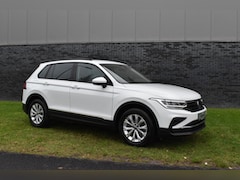 Volkswagen Tiguan - 1.5 TSI Life Automaat Navigatie/carplay