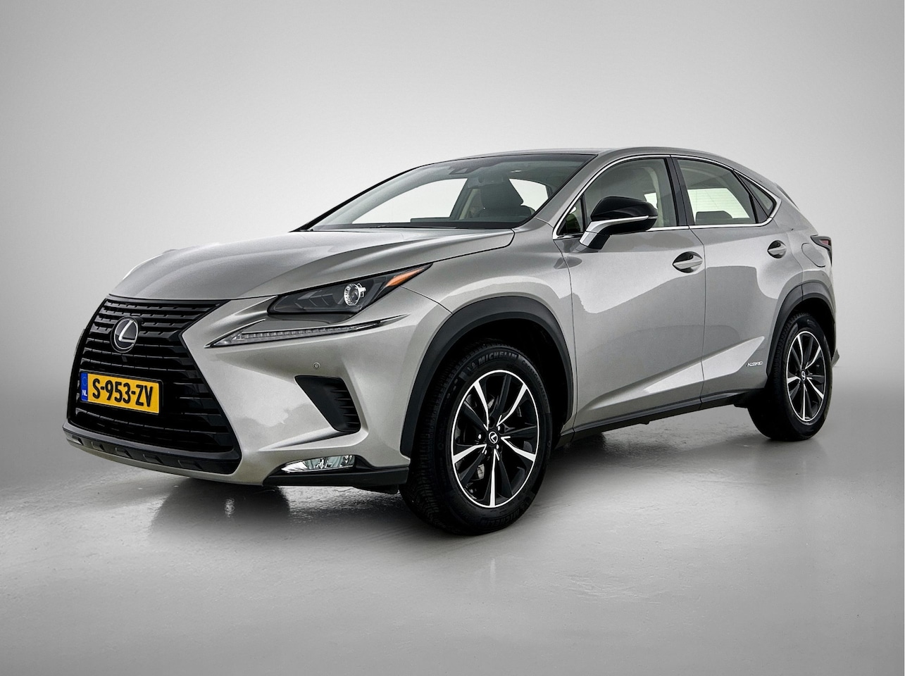 Lexus NX - 300h AWD Sport Edition | Apple CarPlay / Android Auto | Panoramadak | Trekhaak | - AutoWereld.nl