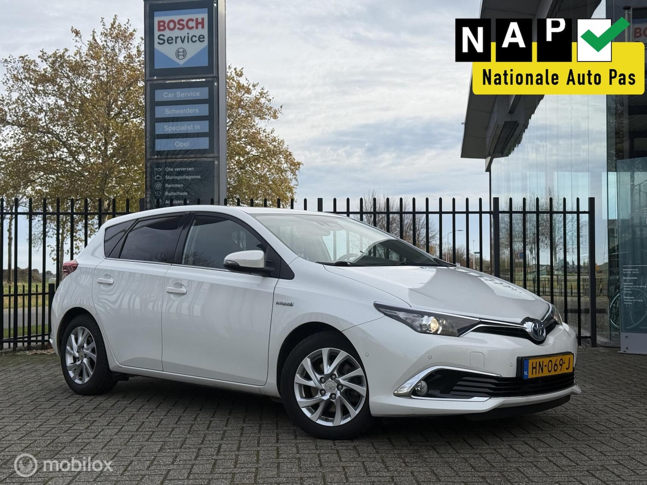 Toyota Auris - 1.8 Hybrid Executive| Leer | Camera | Bluetooth - AutoWereld.nl
