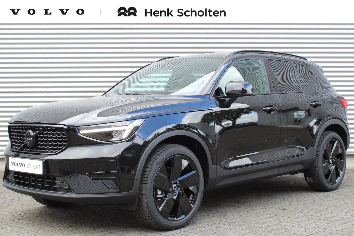 Volvo XC40 - B4 Automaat Plus Black Edition | 20" 5-Spaaks Black Velgen Met 245/45 R20 Banden | Onyx Bl - AutoWereld.nl
