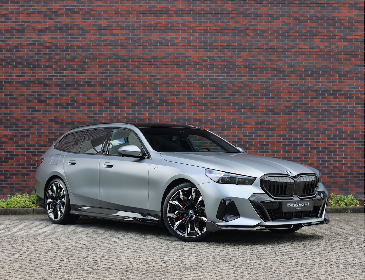 BMW 5-serie Touring - 530e Touring | M performance - Pano - Trekhaak - AutoWereld.nl