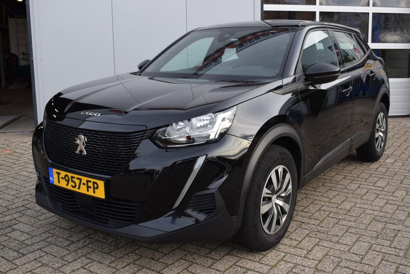 Peugeot 2008 - 1.2 PureTech Active Pack | NL-Auto | 100PK | Parkeersensoren - AutoWereld.nl