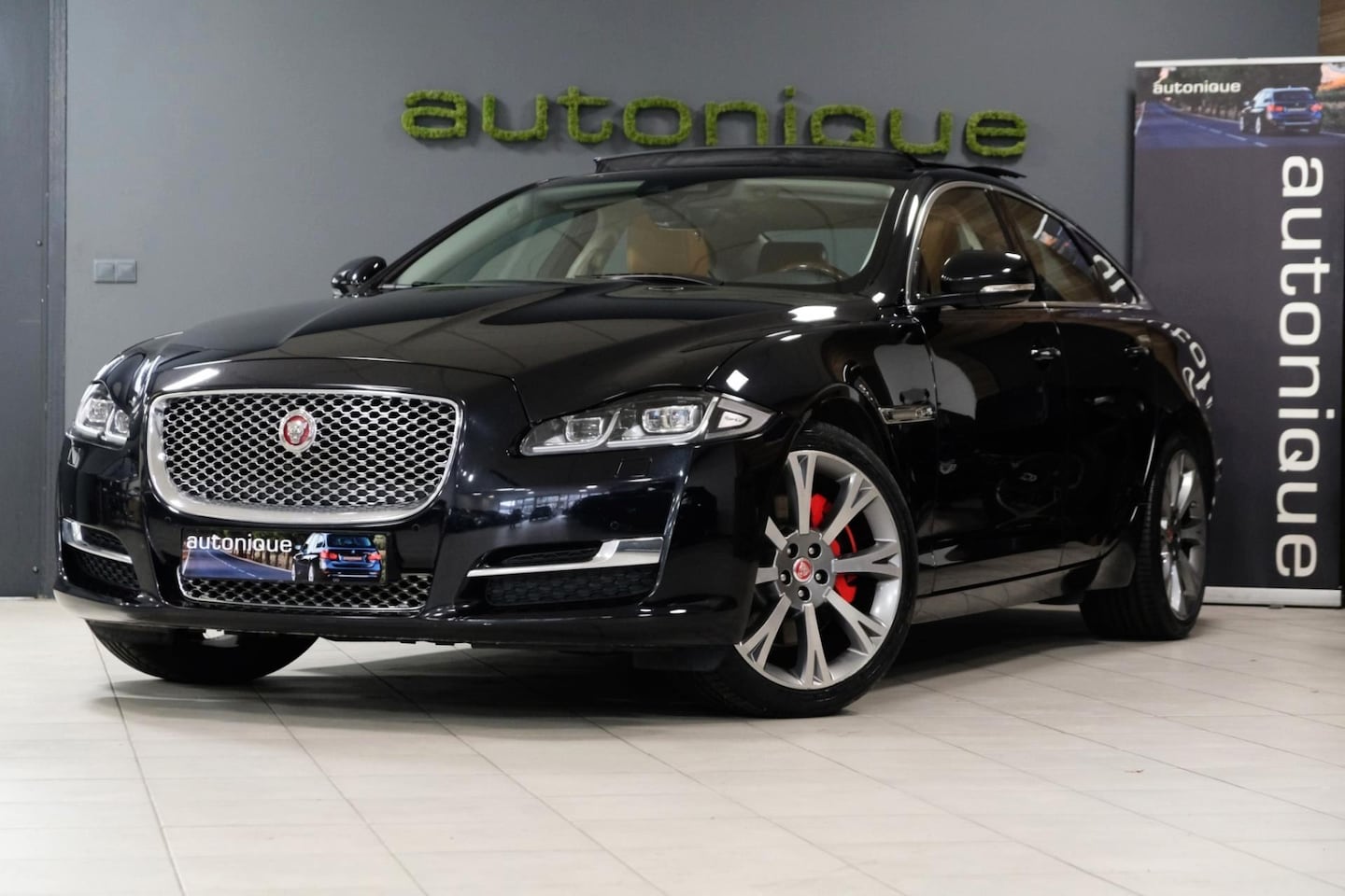 Jaguar XJ - 3.0 V6 SC AWD Premium Luxury UNIEK 1e Eig. *109dkm* |PANORAMADAK| 4 NIEUWE BANDEN - AutoWereld.nl